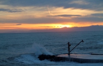 Dopo molteplici giornate di temporale, solo il mare rimane turbato accompagnato da uno splendido tramonto.